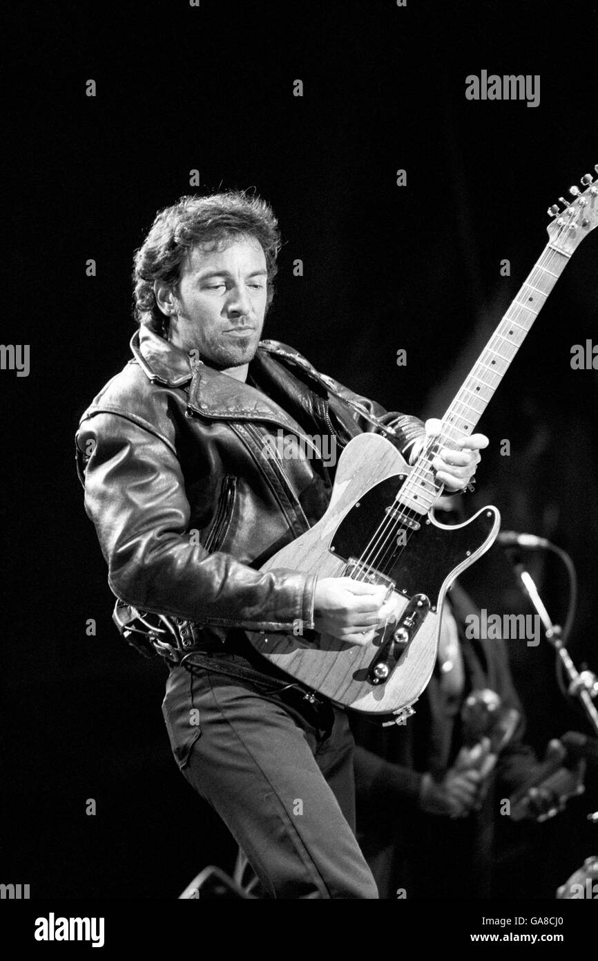 La rock star Bruce Springsteen sul palco durante il concerto benefit Al Wembley Stadium Foto Stock