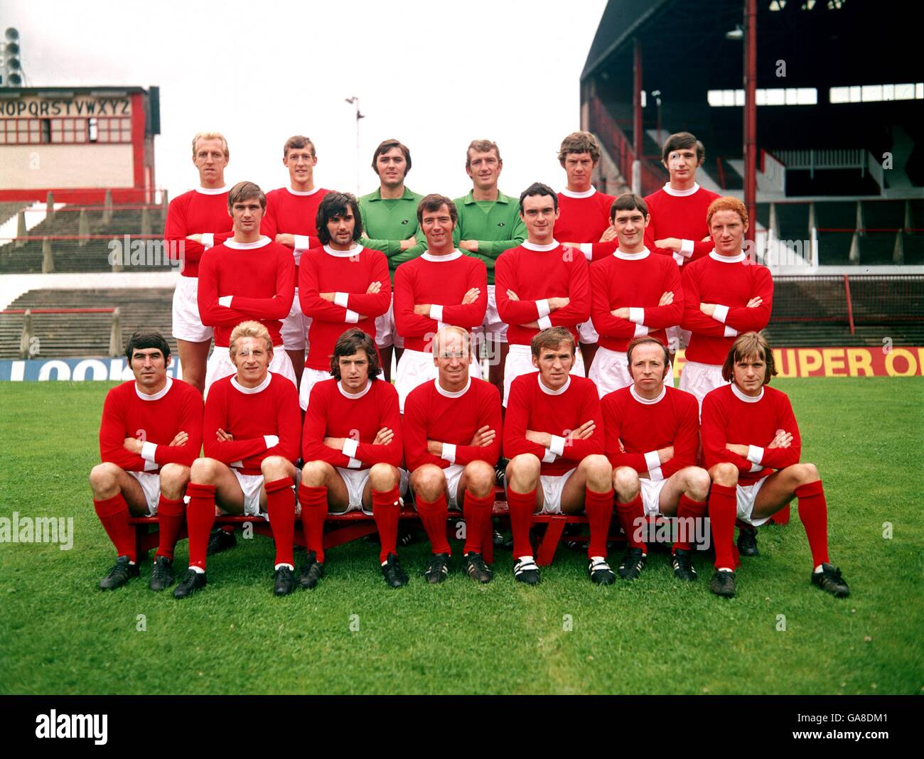 Manchester United team group: (Back row, l-r) Ian Ure, Alan Gowling, Jimmy Rimmer, Alex Stepney, Brian Kidd, Steve James. (fila centrale, l-r) Paul Edwards, George Best, David Sadler, John Aston, Francis Burns, Carlo Sartori. (Prima fila, l-r) Tony Dunne, Denis Law, Willie Morgan, Bobby Charlton, Pat Crerand, Noby Stiles, John Fitzpatrick Foto Stock