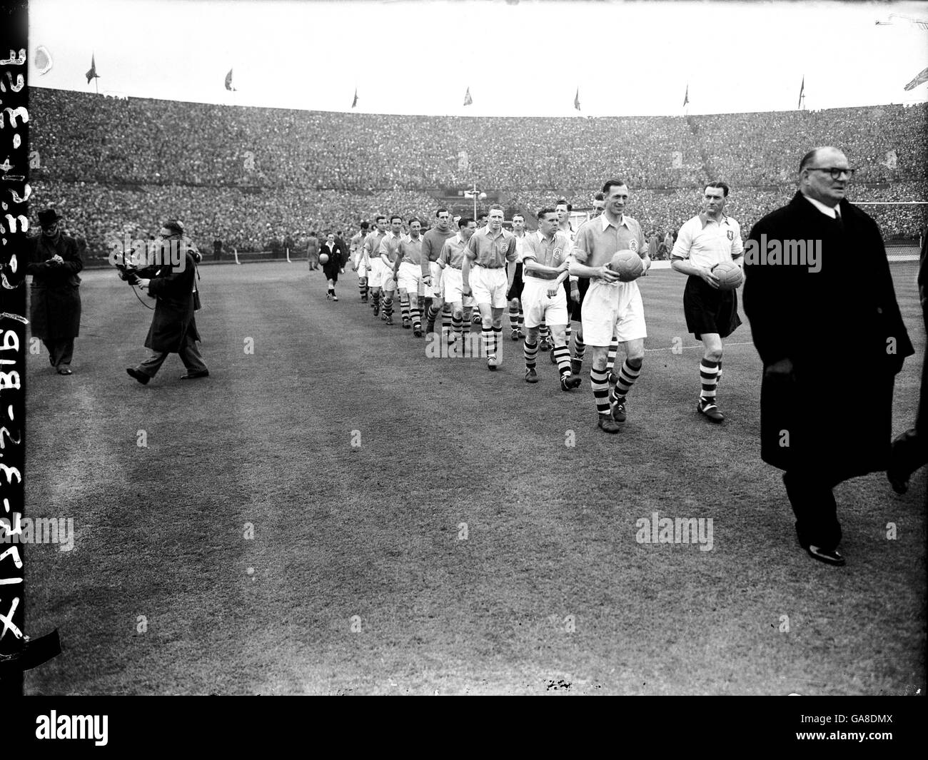 Le due squadre escono a Wembley per la finale della fa Cup, con Liverpool guidato dal capitano Phil Taylor (seconda r) e Arsenal guidato dal capitano Joe Mercer (terza r) Foto Stock
