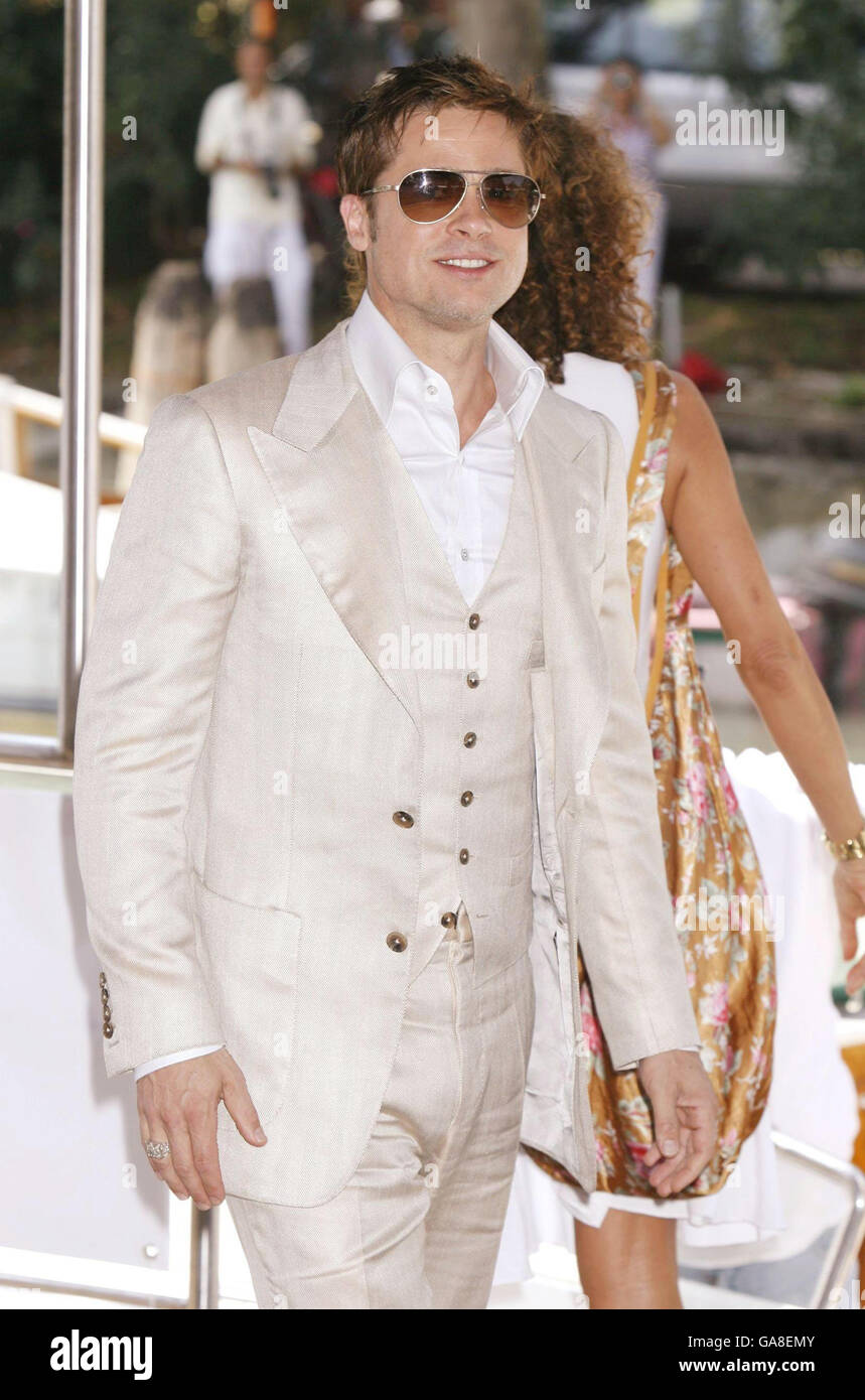 AP OUT Brad Pitt arrivando in barca per il suo film 'l'assassinio di Jesse  James da parte del Coward Robert Ford', al Festival del Cinema di Venezia  in Italia Foto stock -