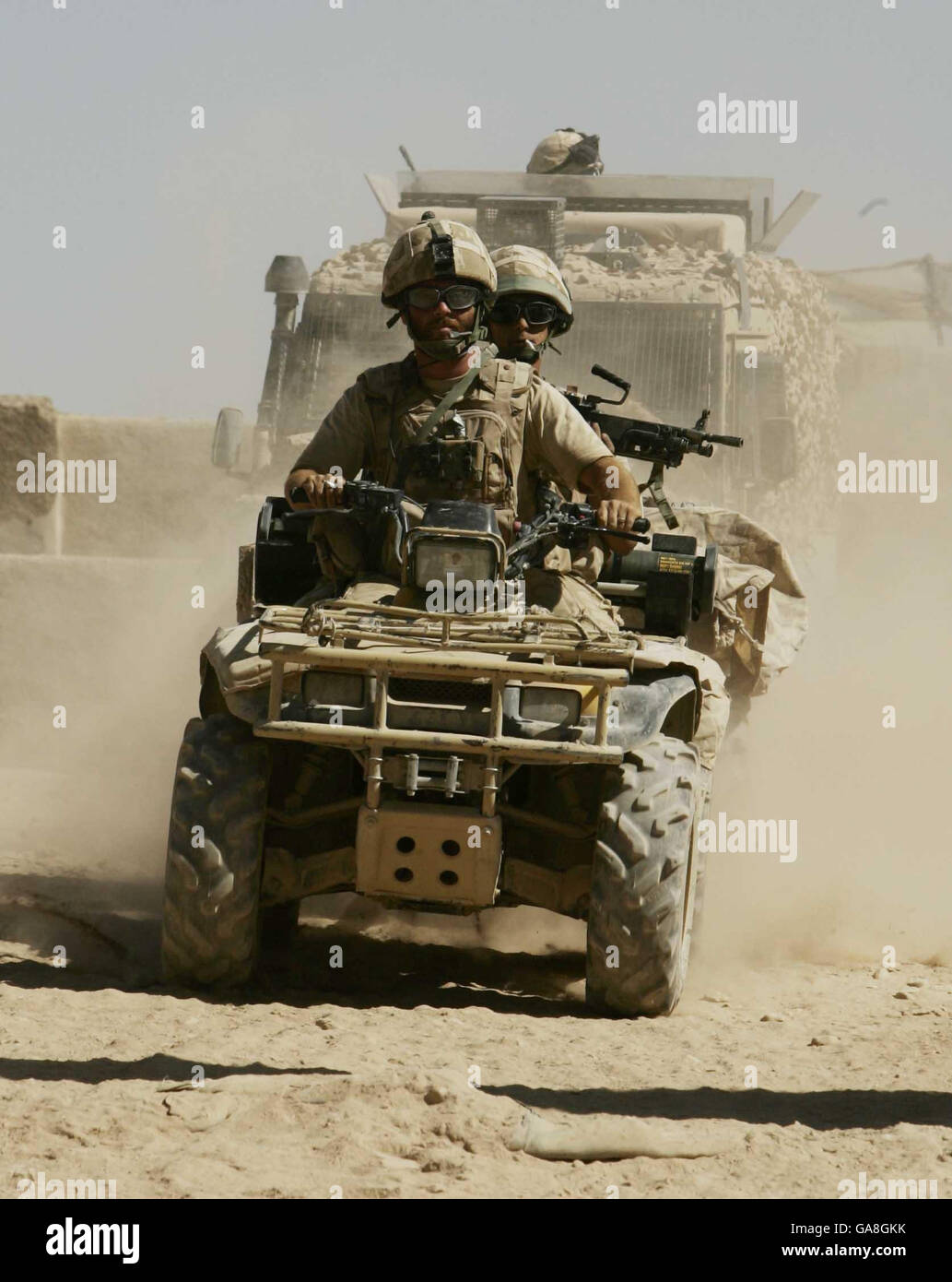 La CPL Mark Ravey dei Foresters di Worcester e Sherwood, di Chester, si dirige in battaglia nella zona verde, nella provincia di Helmand, in Afghanistan. Foto Stock