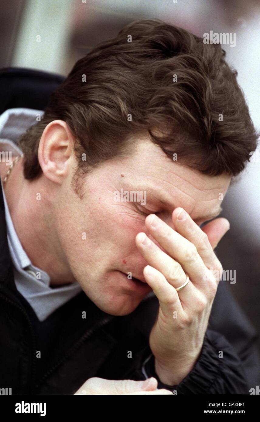 Calcio - AXA fa Cup - quarto turno - Cheltenham Town / Burnley. Il direttore di Cheltenham Steve Cotterill copre il suo volto come il suo lato ammette Foto Stock