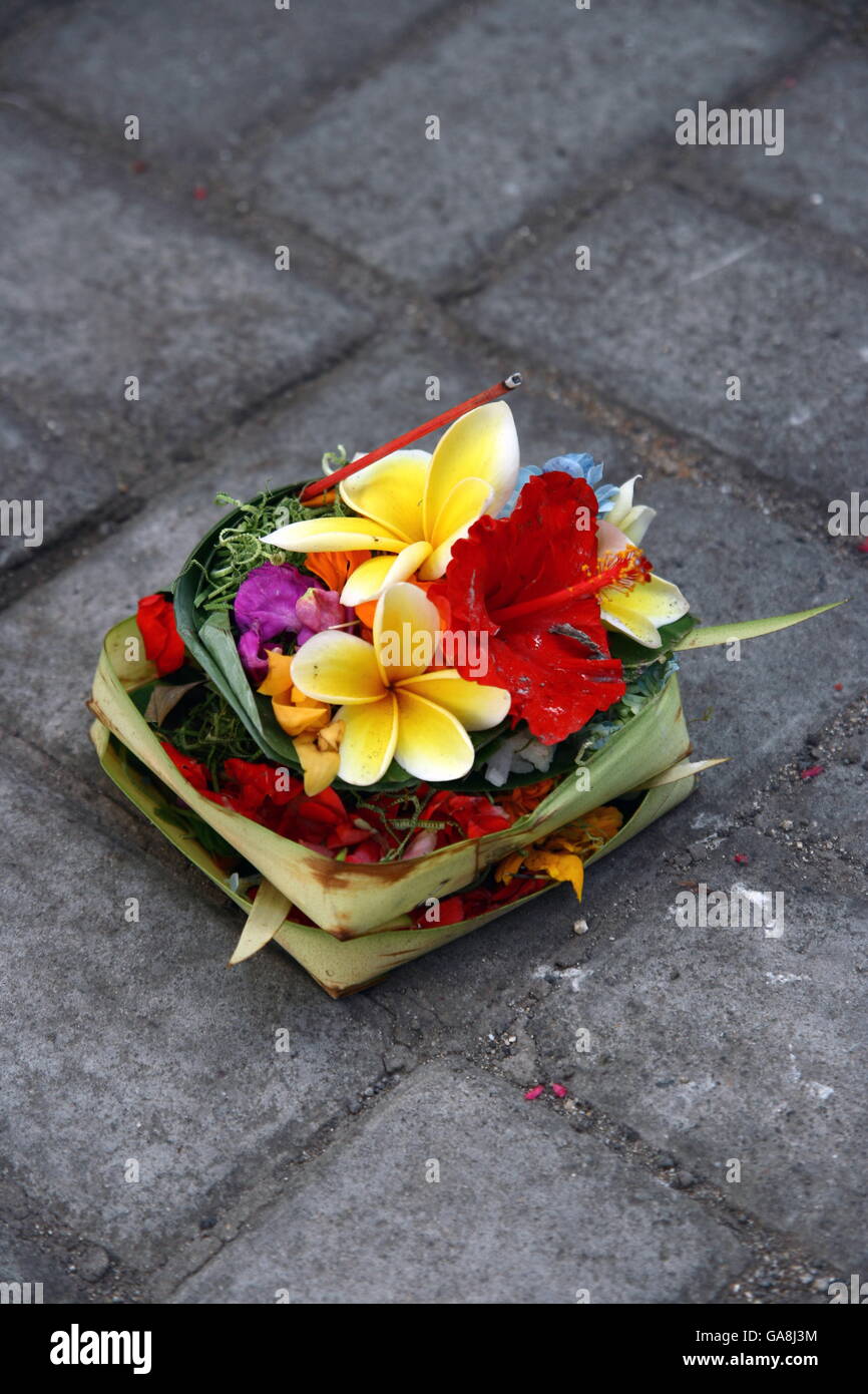 Canang sari, stile balinese tradizionale offerte per gli dèi di Bali con  fiori e bastoncini aromatici Foto stock - Alamy