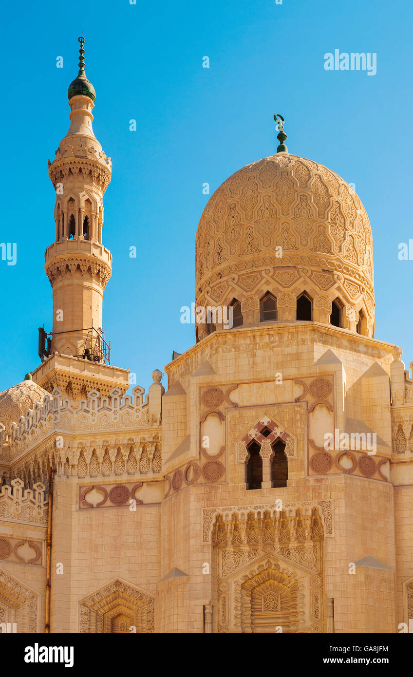 La Moschea egiziana cupola e minareto oltre il cielo blu Foto Stock