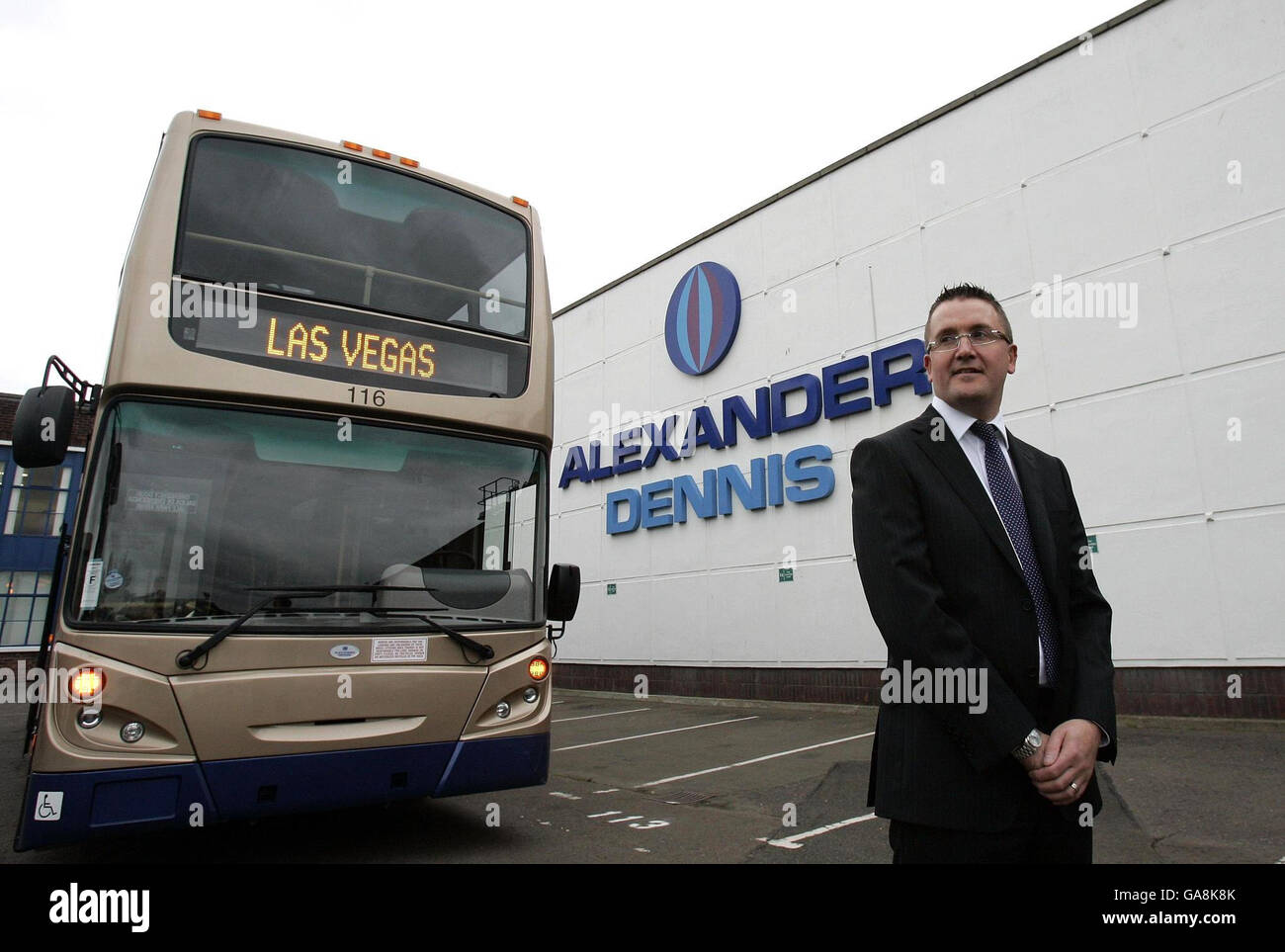 Colin Robertson, Chief Executive di Alexander Dennis, accanto a un autobus di nuova costruzione che si dirige a Las Vegas. L'azienda mira ad aiutare l'ambiente sviluppando il bus per aria pulita più avanzato al mondo. Foto Stock