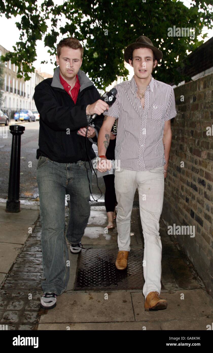 Blake Fielder-Civil (a destra) si è visto lasciare la casa di Amy Winehouse nel nord di Londra. Foto Stock