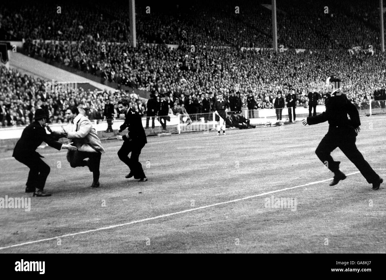 Un fan di Everton si ritrova incatenato da tre poliziotti dopo invadendo il campo per celebrare la notevole rimonta del suo team due obiettivi giù Foto Stock