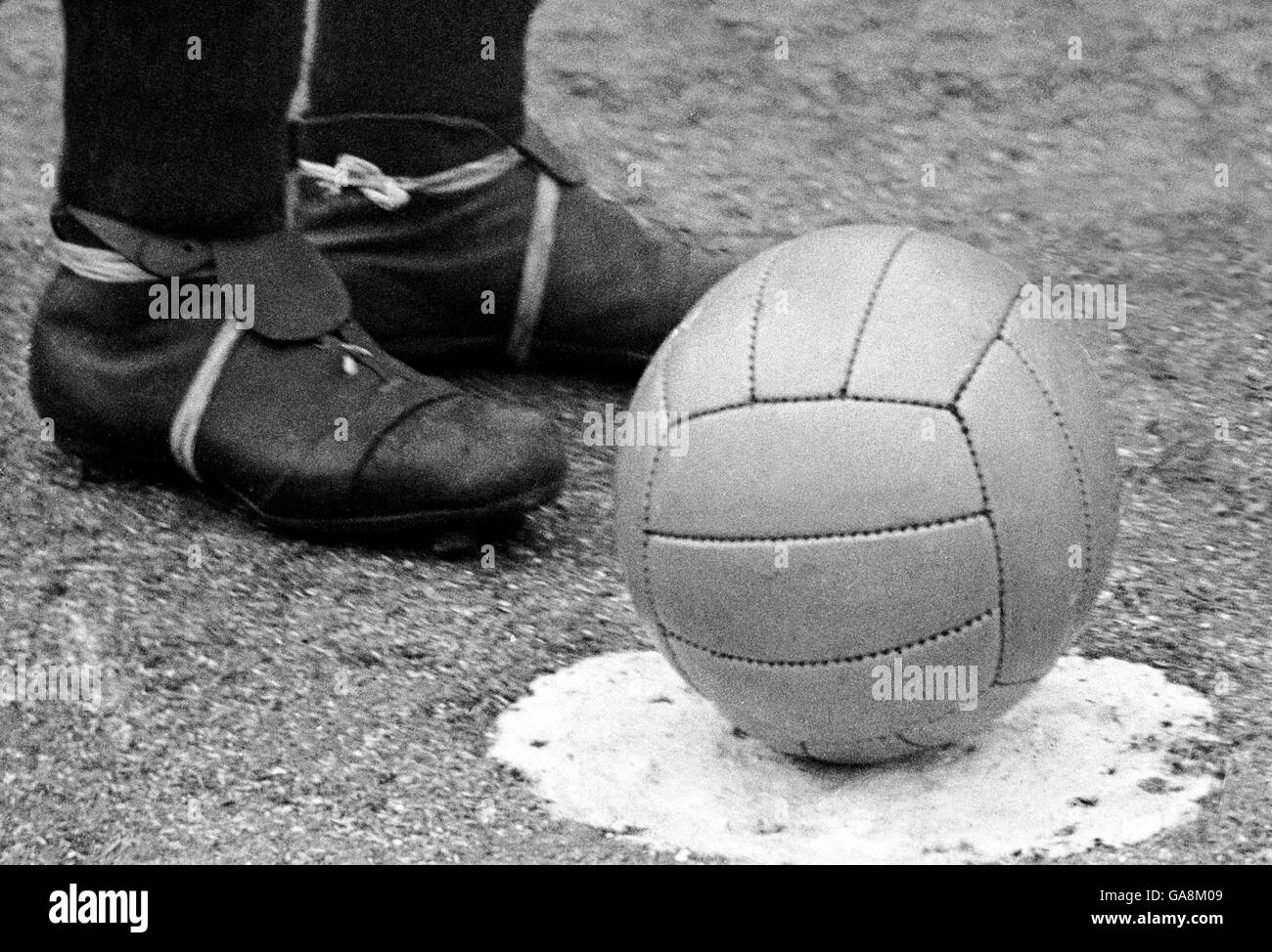 Calcio. Scarpe in pelle e calcio prima della guerra Foto Stock