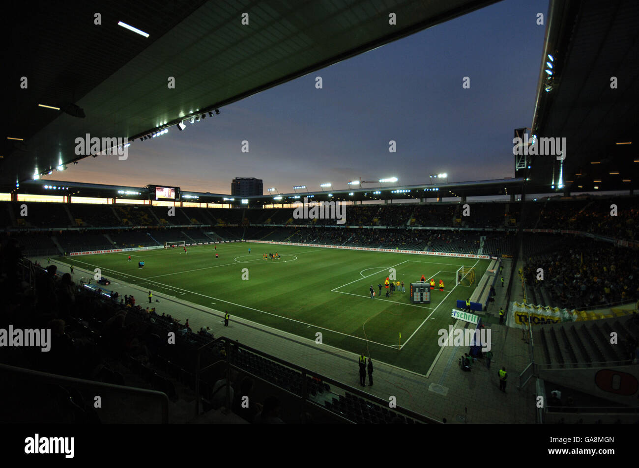 Calcio - Coppa UEFA - secondo turno di qualificazione - prima tappa - BSC Young Boys v Lens - Stade de Suisse. Vista generale dello Stade de Suisse, sede della BSC Young Boys Foto Stock