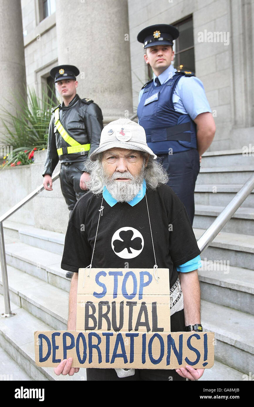 Una protesta al di fuori del Dipartimento di Giustizia di Dublino, contro la deportazione di Olivia Agbonlahor, del suo figlio autistico di sei anni, Great, e della sua gemella Melissa. Kevin Brophy, l'avvocato che sostiene la madre nigeriana deportata dieci giorni fa con i suoi due figli, oggi ha promesso di continuare la lotta per riportarli in Irlanda. Foto Stock