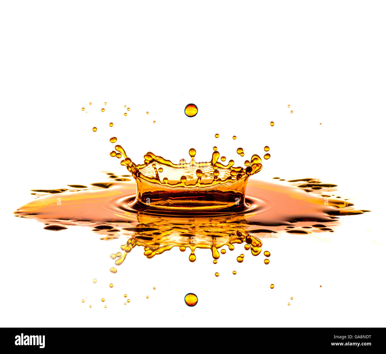 Il succo di mela Splash isolati su sfondo bianco Foto Stock