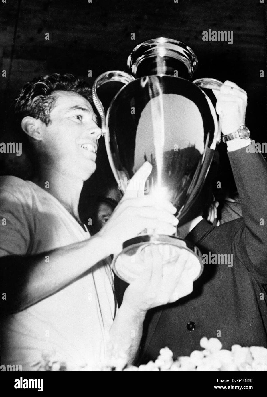 Jose Zarraga del Real Madrid festeggia con la Coppa d'Europa dopo la sua squadra ha vinto la quarta finale consecutiva 2-0 Foto Stock