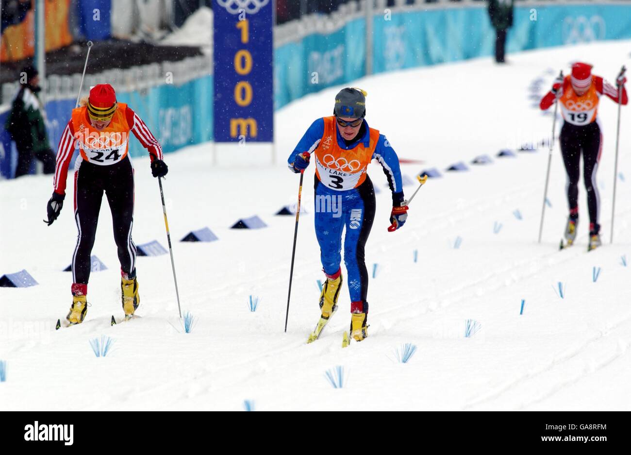 Marina Pestrekova (c) di Kazakstan si avvicina al traguardo La Svizzera Natascia Leonardi Cortesi (l) Foto Stock