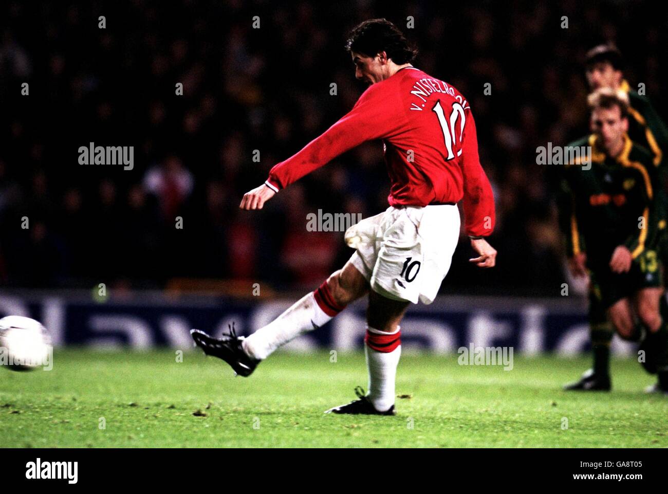 Calcio - UEFA Champions League - Gruppo A - Manchester United / Nantes. Il Manchester United's Ruud Van Nistelrooy segna dal punto di rigore per farlo 4-1 Foto Stock