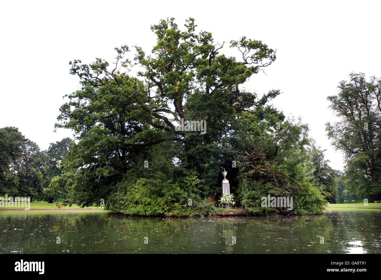 Un tributo della famiglia Spencer è visto a Althorp House, Northampton, in memoria di Diana, principessa di Galles, sull'isola dove è sepolta. Foto Stock