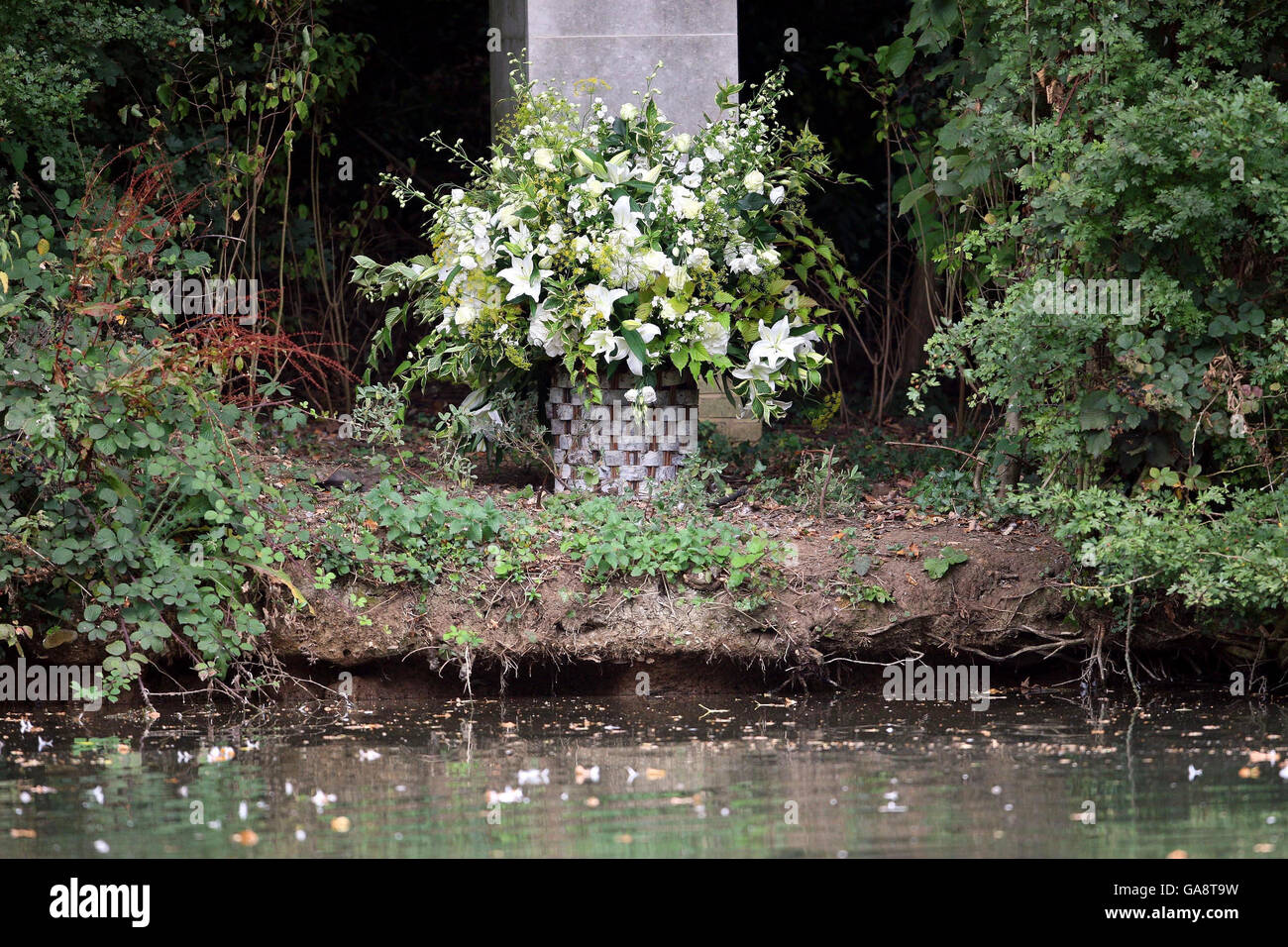 I fiori sono lasciati ad un tributo deposto dalla famiglia di Spencer è visto alla casa di Althorp, Northampton, in memoria di Diana, principessa del Galles, sull'isola dove è sepolta. Foto Stock