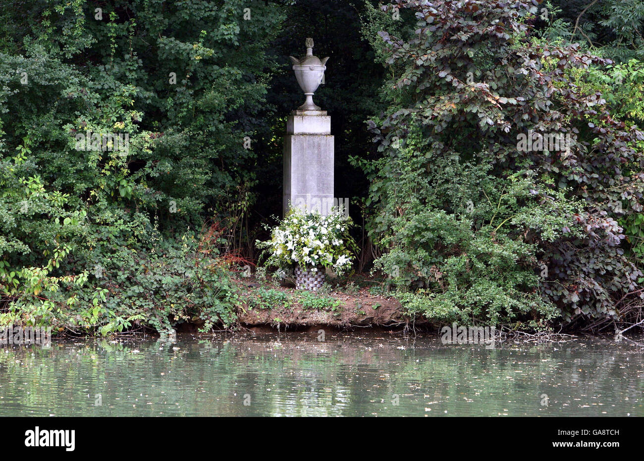 Un tributo della famiglia Spencer è visto a Althorp House, Northampton, in memoria di Diana, principessa di Galles, sull'isola dove è sepolta. Foto Stock