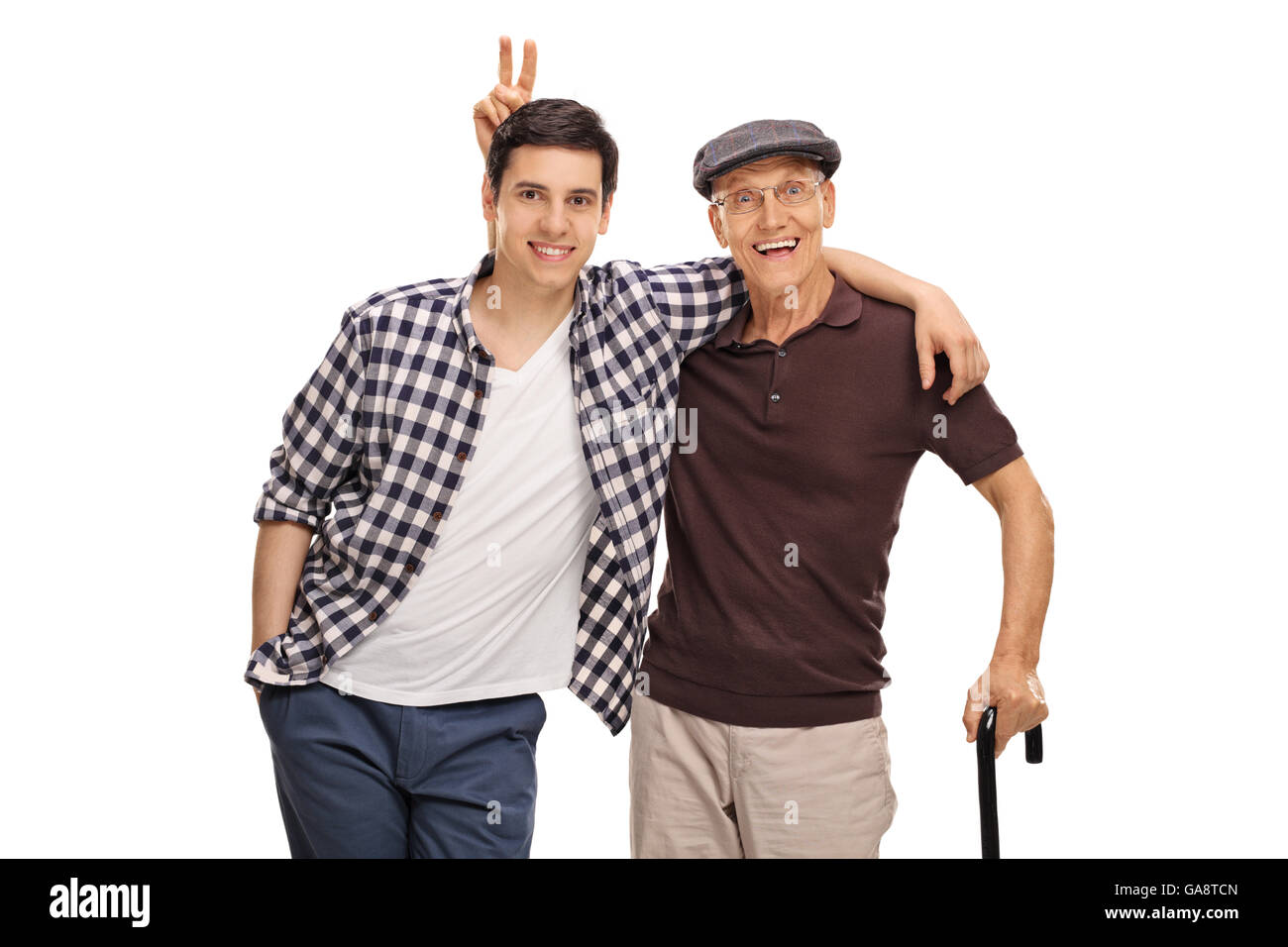 Senior pranking uomo il suo nipote con orecchie di coniglietto isolati su sfondo bianco Foto Stock