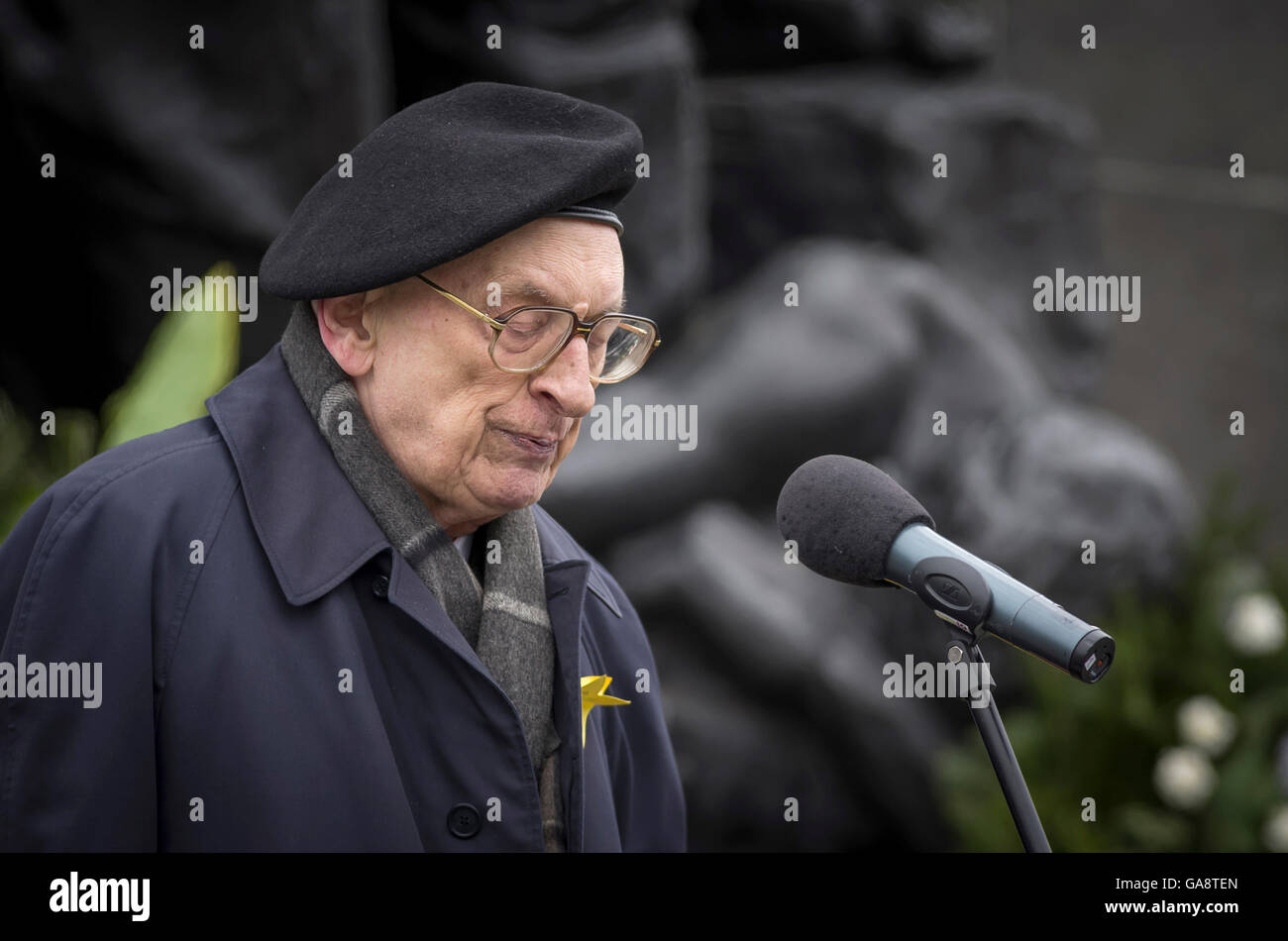 Polonia, Varsavia - 19 aprile 2015: Wladyslaw Bartoszewski, ex ministro degli Affari esteri e prigioniero del campo di concentramento di Auschwitz. Foto Stock
