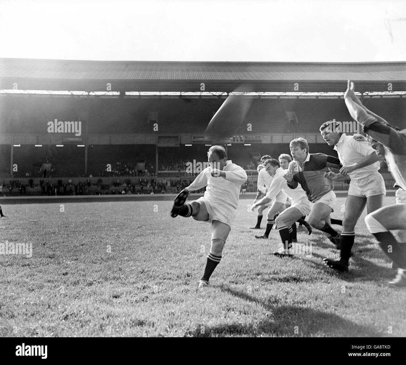 Rugby Union - Harlequins / Swansea. Swansea's Clive Rowlands (l) calcia la palla verso il basso dopo averla ricevuta da una mischia Foto Stock