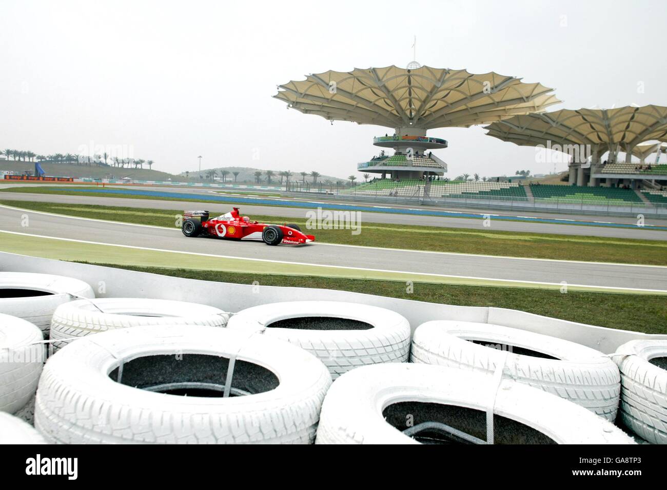Formula uno Motor Racing - Gran Premio della Malesia - Practice. Michael Schumacher della Ferrari guida il circuito malese di Sepang nella prima giornata del Gran premio Foto Stock
