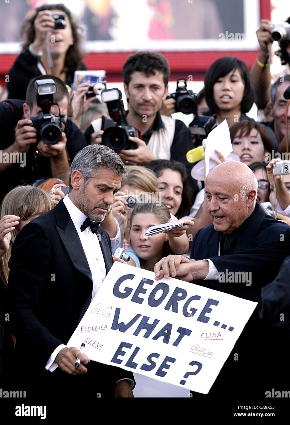 George Clooney arriva per la prima di 'Michael Clayton', durante il Festival del Cinema di Venezia, Italia. Foto Stock