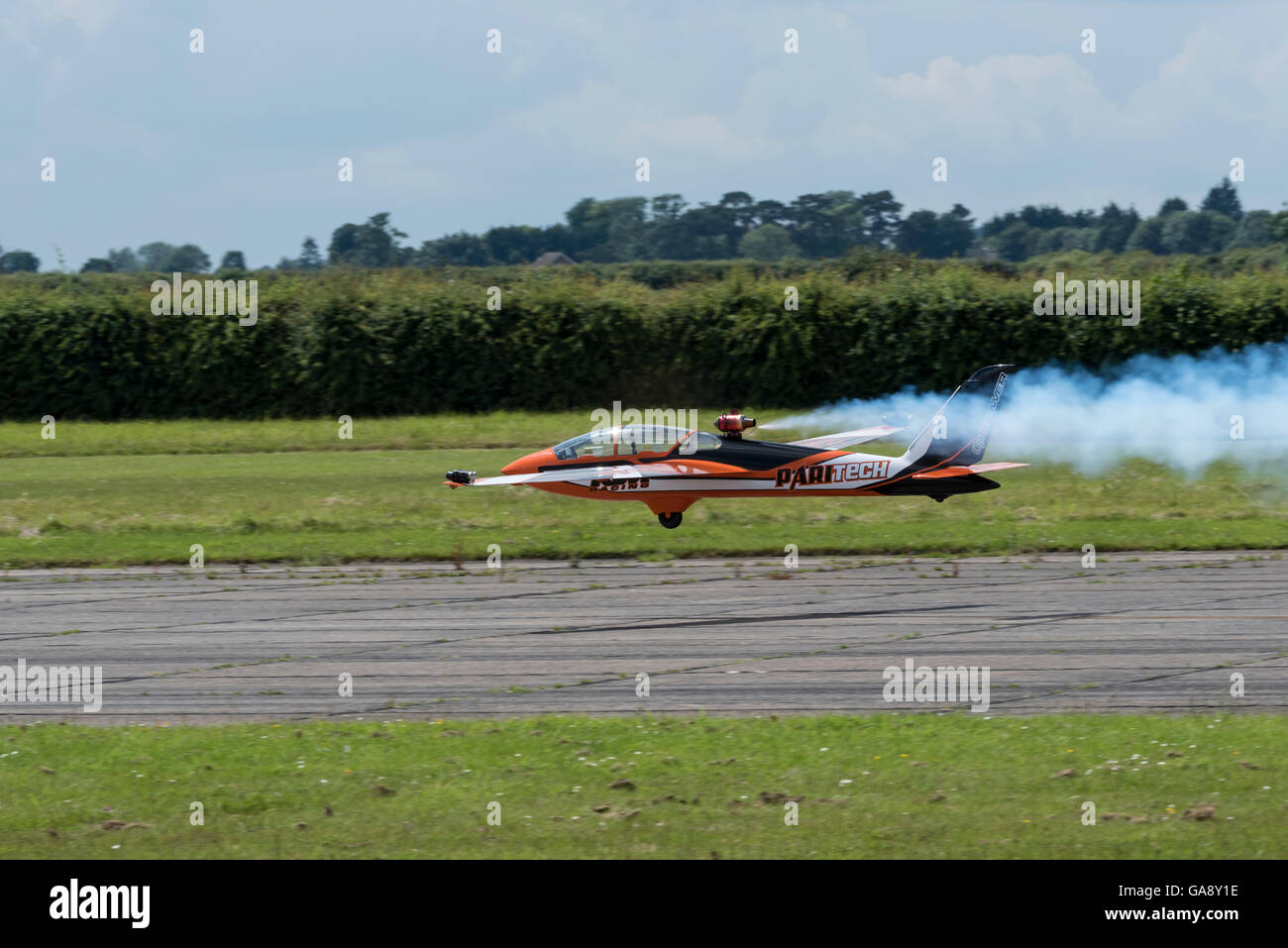 50% Fox aliante jet alimentato in modo sicuro fuori pista ali 'n' ruote North Weald airfield Epping Essex Inghilterra Foto Stock