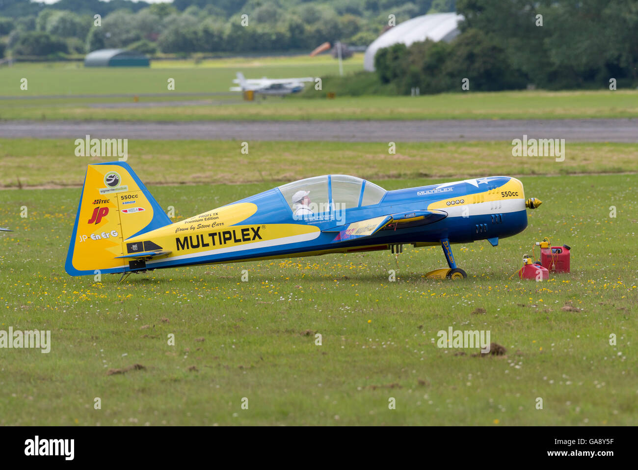 Grandi 55% scala di controllo radio Yak 54 3D visualizza gli aeromobili da Steve Carr ali 'n' ruote North Weald airfield Essex Inghilterra Foto Stock