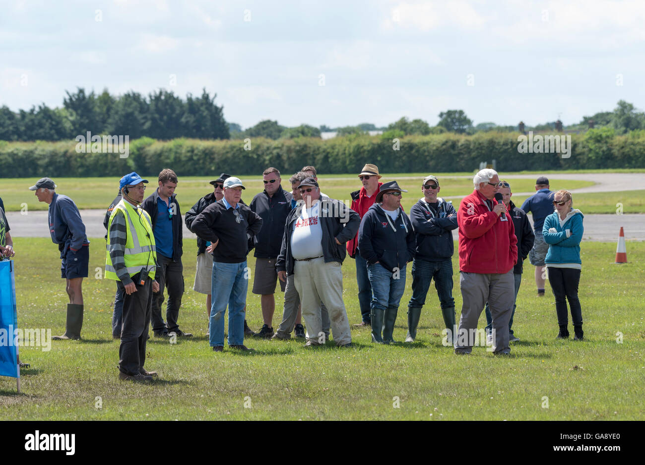 I piloti si riuniscono per la presentazione del miglior pilota cup alle ali 'n' ruote North Weald airfield Epping Essex Inghilterra Foto Stock