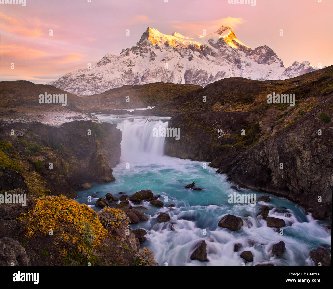 Salto Grande Cascata con Paine Grande al di là, Parco Nazionale Torres del Paine, Cile, Giugno 2014. Foto Stock