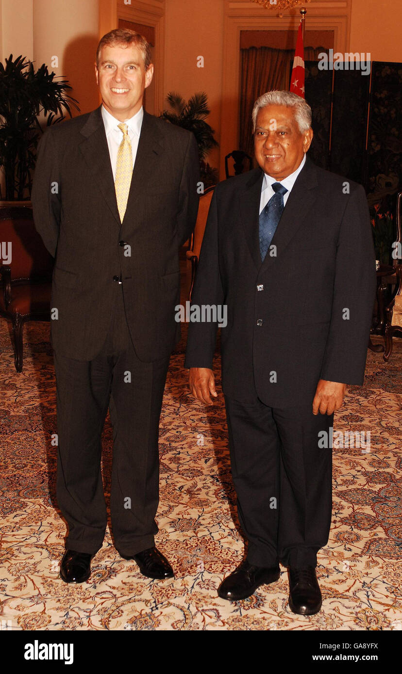 Il Duca di York che è il rappresentante speciale del Regno Unito per il Commercio e gli investimenti con sua Eccellenza il Presidente S R Nathan di Singapore, nella residenza del Presidente della città, questo pomeriggio. Foto Stock