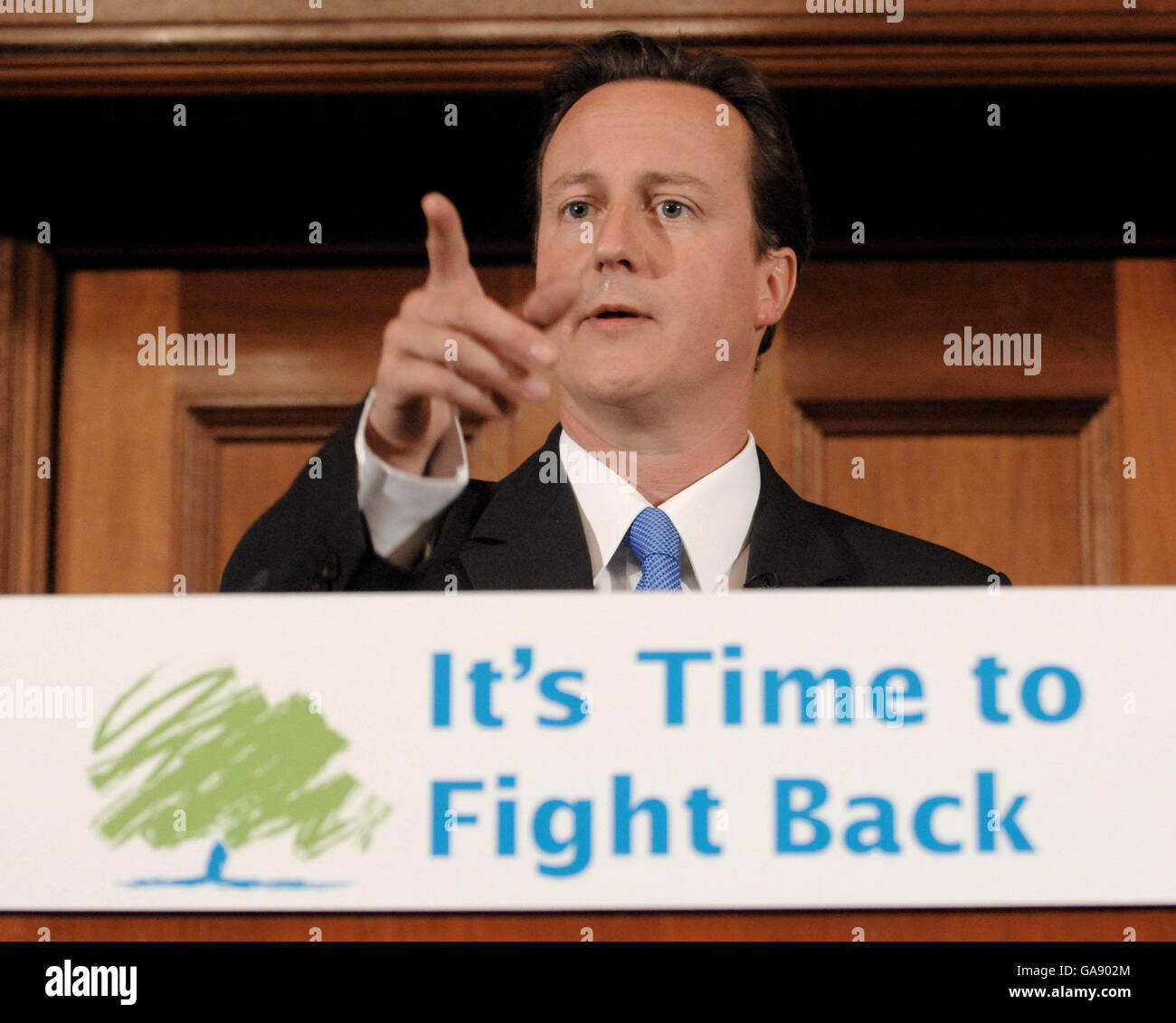 Il leader del Partito conservatore David Cameron durante una conferenza stampa a Londra, dove ha svelato piani difficili per affrontare la "crisi del crimine" britannica rafforzando i poteri della polizia e contrastando la violenza casuale nella cultura popolare. Foto Stock