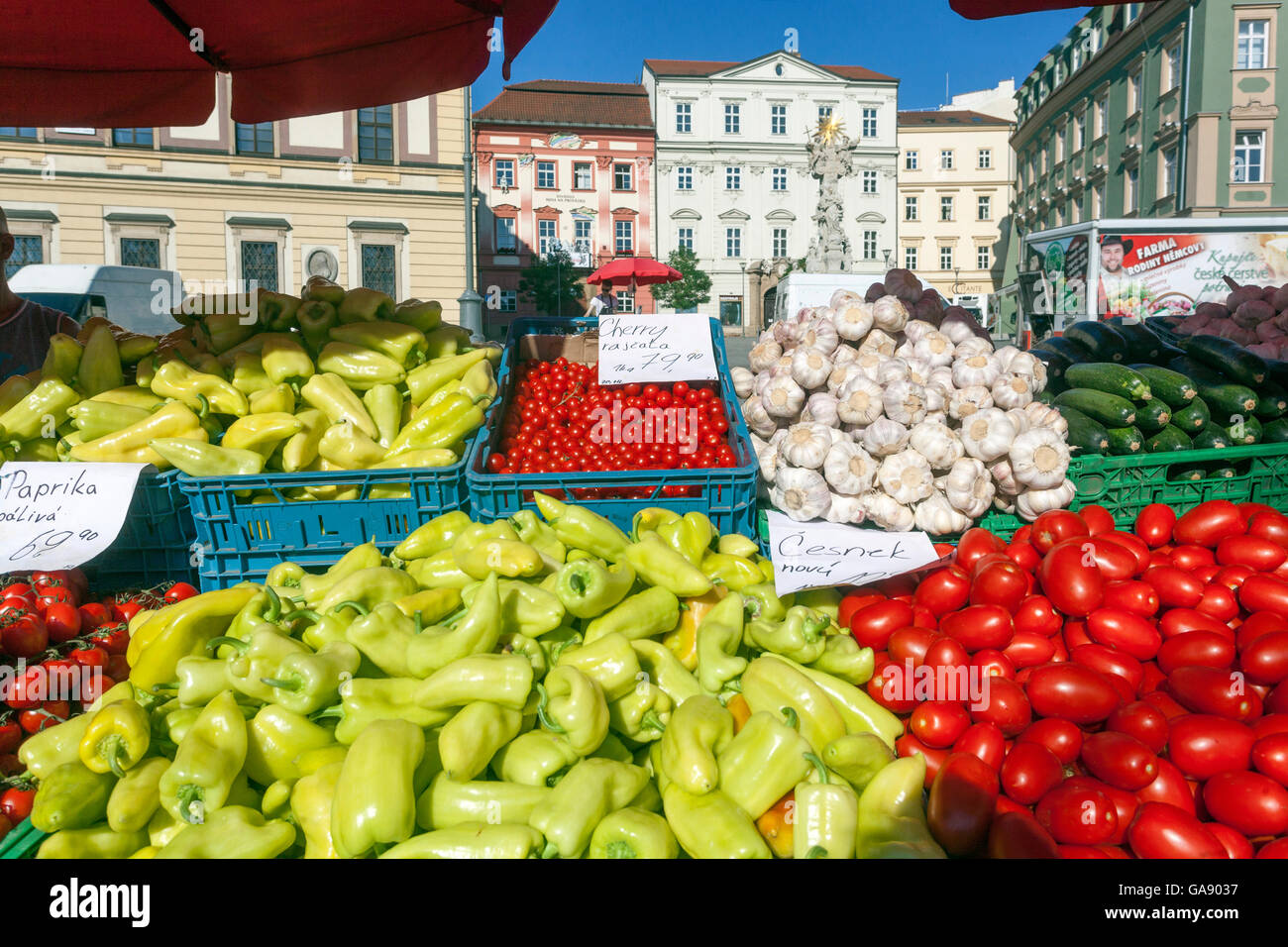 Zelny trh - piazza Brno Cabbage Market Square è un tradizionale mercato agricolo con frutta, verdura Brno Repubblica Ceca Foto Stock