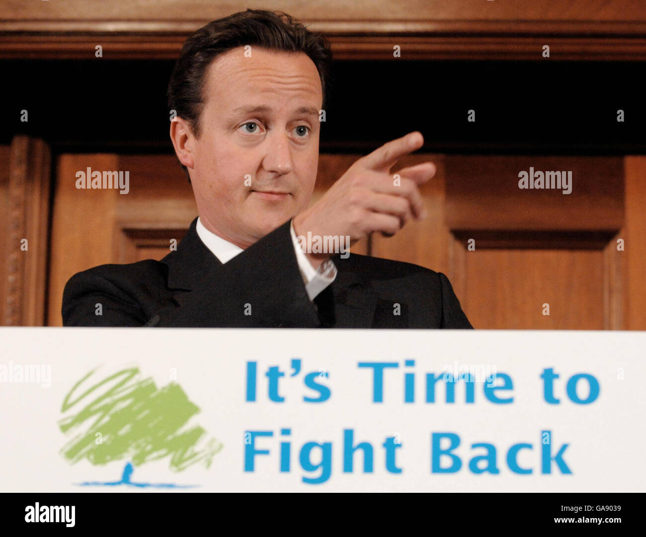 Il leader del Partito conservatore David Cameron durante una conferenza stampa a Londra, dove ha svelato piani difficili per affrontare la "crisi del crimine" britannica rafforzando i poteri della polizia e contrastando la violenza casuale nella cultura popolare. Foto Stock