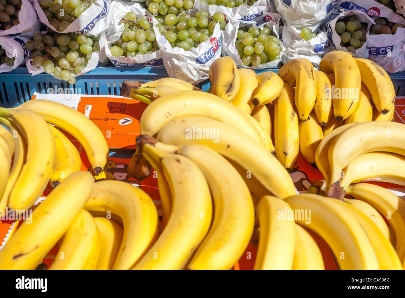 Banane sul mercato, uva Foto Stock