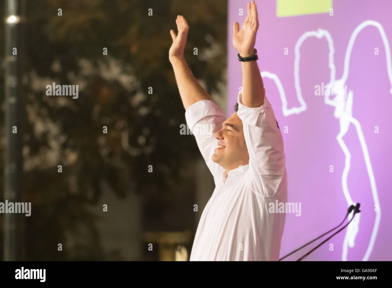 Atene, Grecia 18 settembre 2015. Alexis Tsipras salutando la folla nel suo ultimo intervento pubblico. Foto Stock