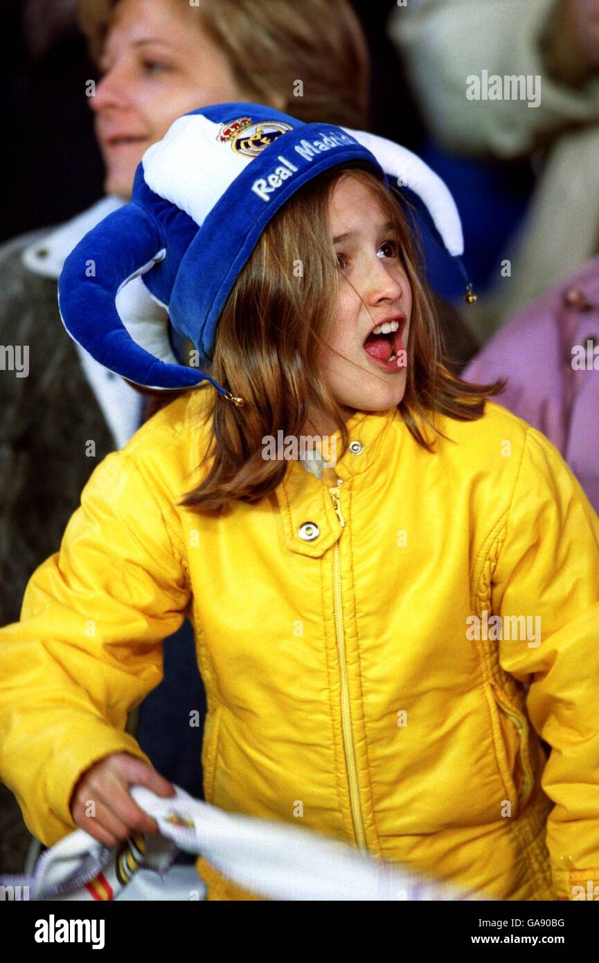 Calcio - UEFA Champions League - Gruppo C - Real Madrid / FC Porto. Un giovane fan del Real Madrid ama il gioco Foto Stock