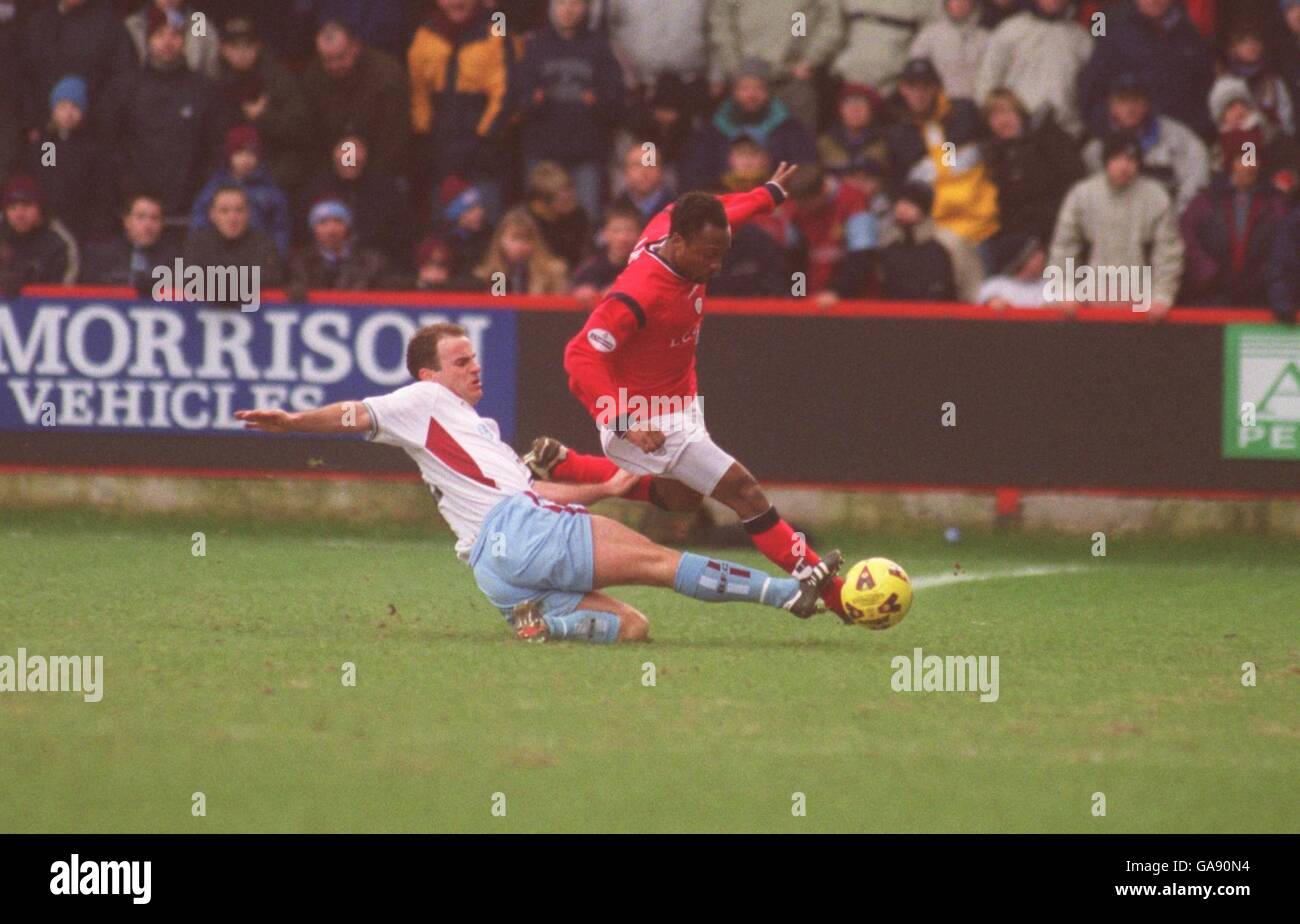 Calcio - Nationwide League Divisione uno - Crewe Alexandra / Burnley. Gordon Armstrong di Burnley chiude il Rodney Jack di Crewe Alexandra Foto Stock