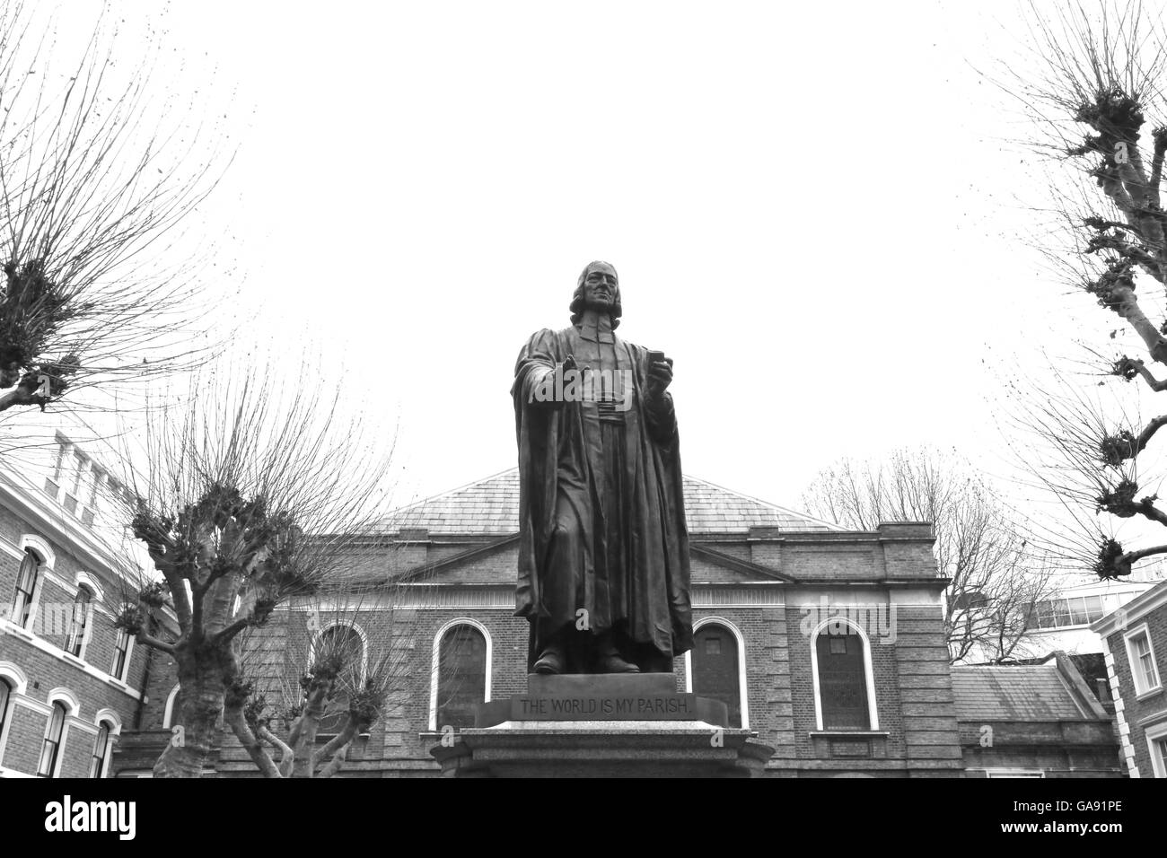 Una statua di John Wesley si trova all'ingresso del museo del Metodismo e Wesley's cappella. Londra, Inghilterra. Foto Stock