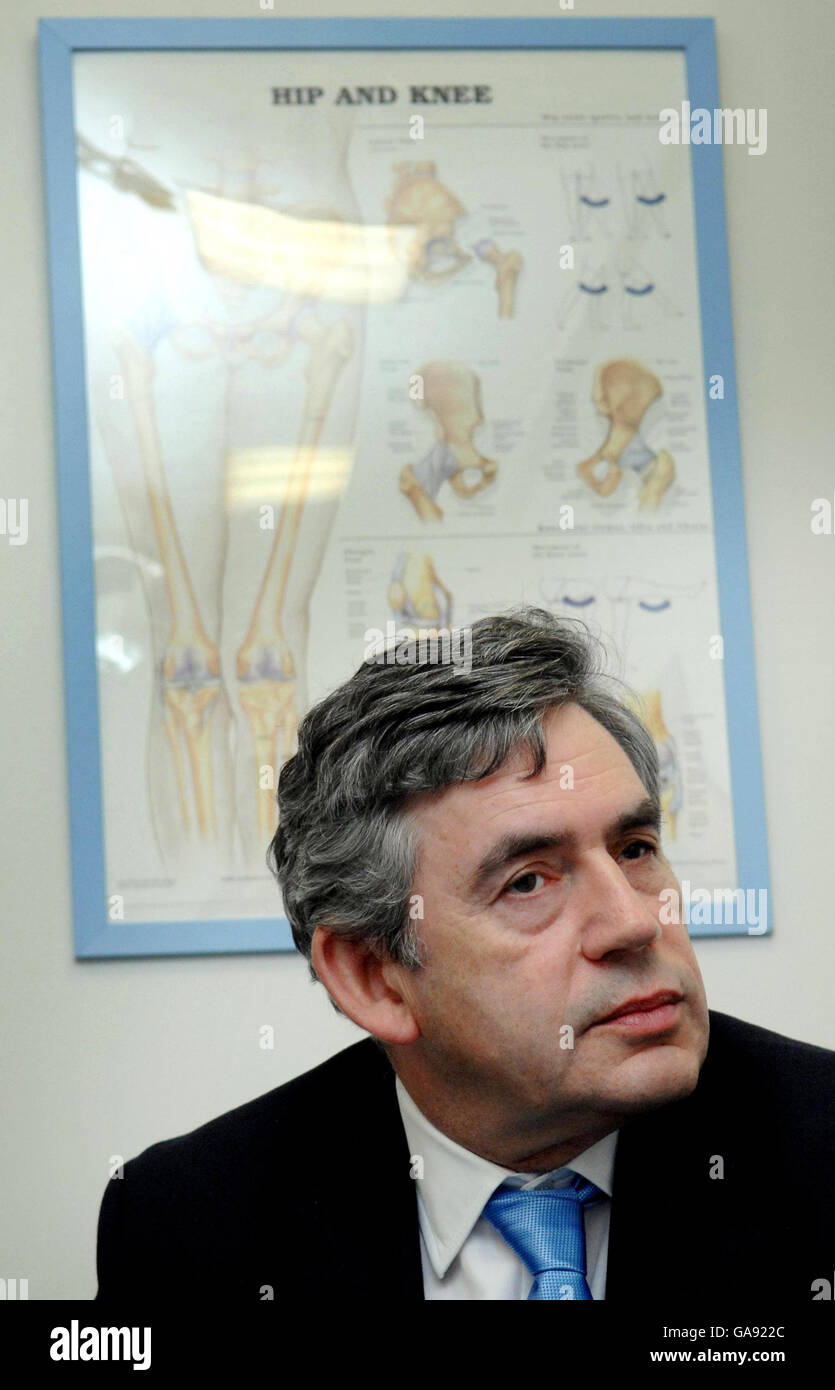 Il primo ministro Gordon Brown durante la sua visita al Riverside Health Center di Londra, prima della pubblicazione di nuove cifre che dovrebbero dimostrare che l'NHS è su una base finanziaria sostenibile. Foto Stock