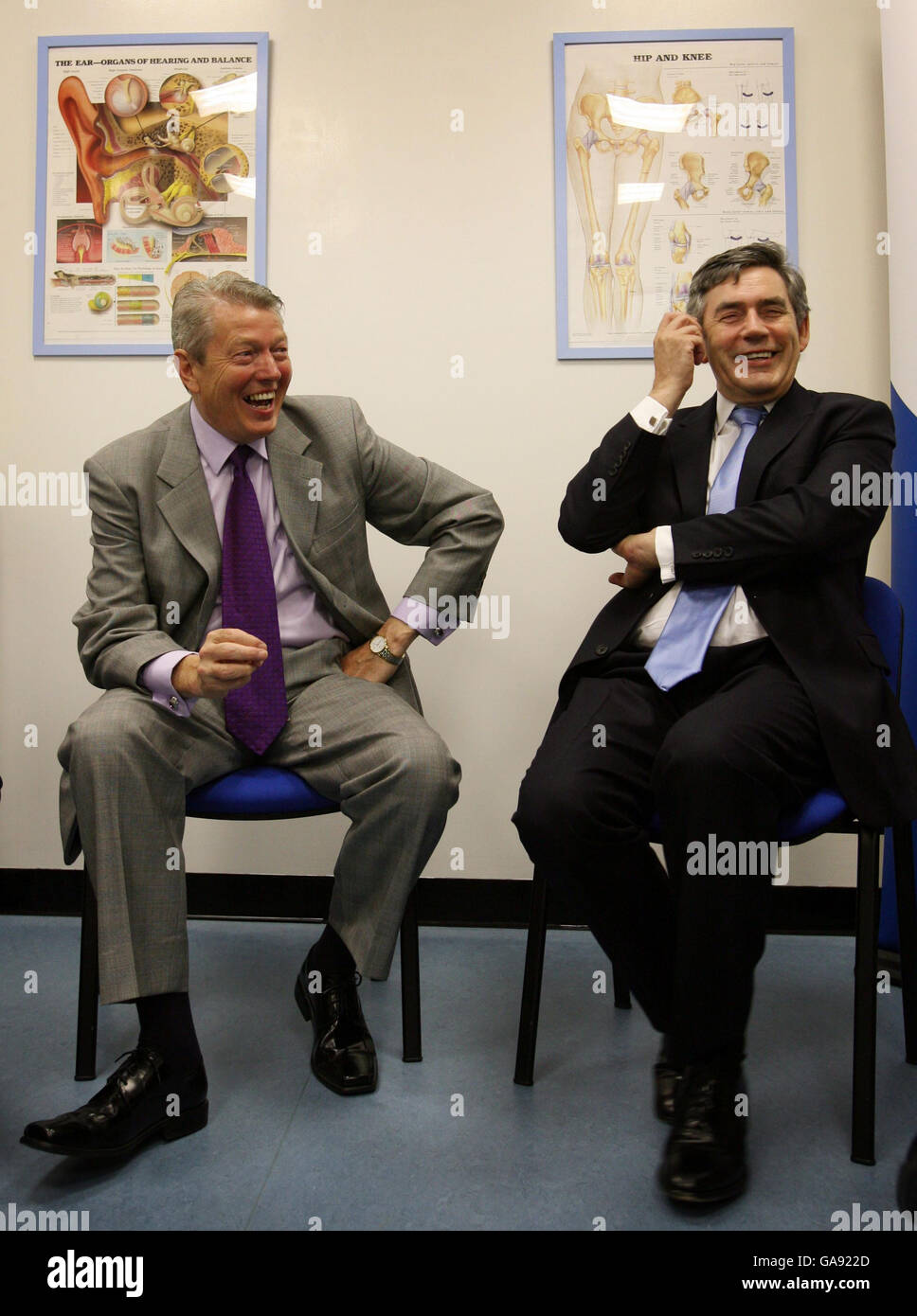 Il primo ministro Gordon Brown con il segretario alla sanità Alan Johnson durante la visita al Riverside Health Center di Londra, prima della pubblicazione di nuove cifre che dovrebbero dimostrare che l'NHS è su una base finanziaria sostenibile. Foto Stock