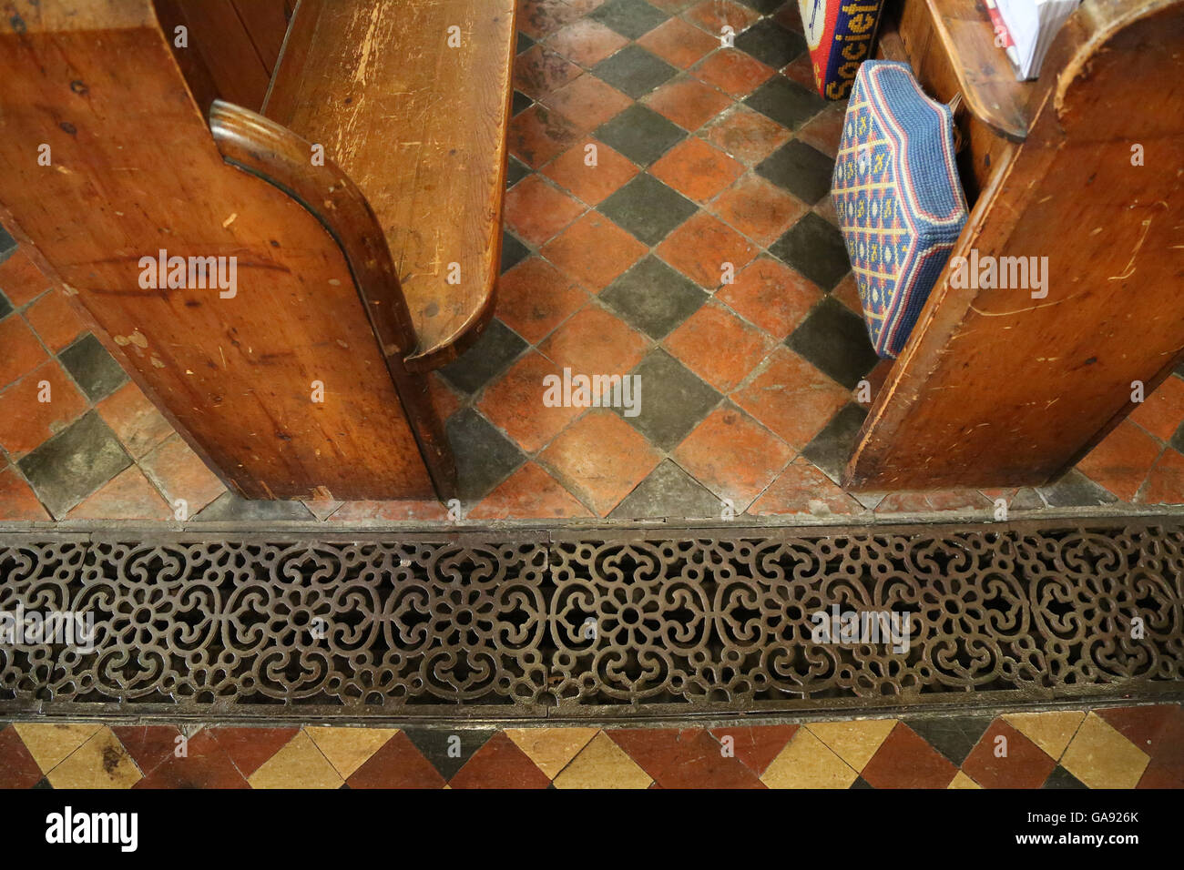 File di banchi in San Salvatore la Chiesa. Londra, Inghilterra. Foto Stock