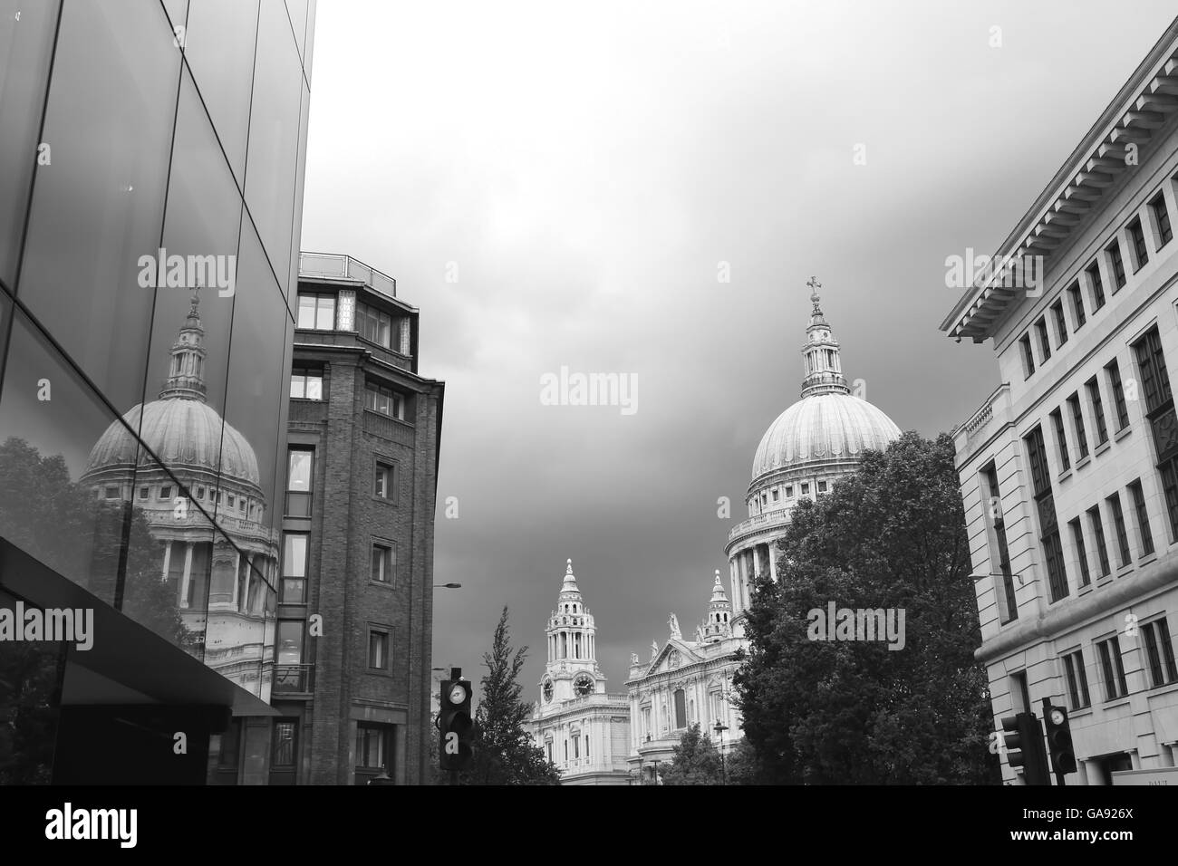 Cattedrale di San Paolo sorge oltre la città. Londra, Inghilterra. Foto Stock