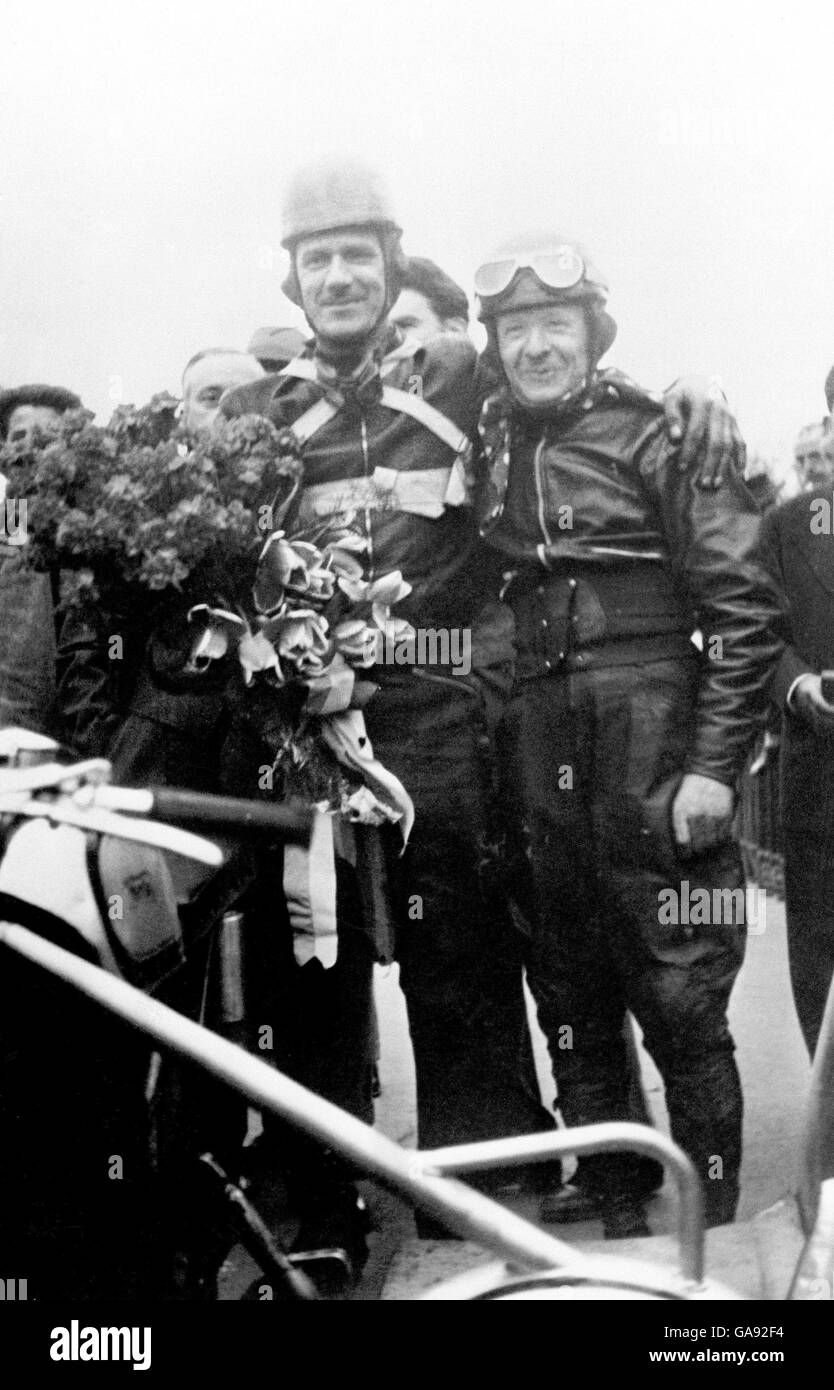 Motor Cycling - Sidecar World Championships - Barcellona - 1951. Eric Oliver (l) e il suo partner Lorenzo Dobelli che ha fatto il viaggio su una macchina Watsonian-Manx Norton, celebrano la loro vittoria. Foto Stock