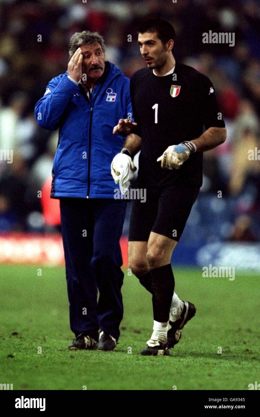 Calcio Internazionale - amichevole - Inghilterra / Italia. Il portiere italiano Gianluigi Buffon (r) cammina dal campo con uno dei pullman Foto Stock