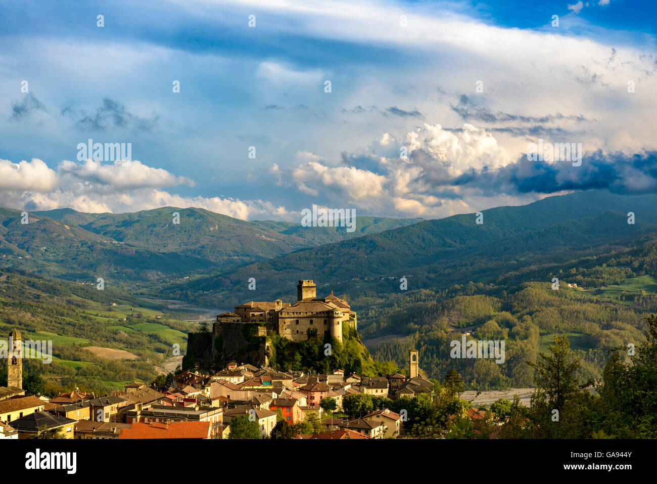 Il villaggio Bardi e il suo castello, Emilia Romagna, Italia Foto Stock