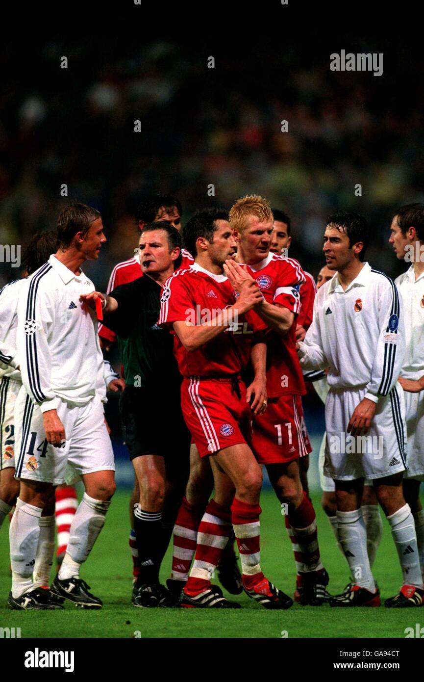 L'arbitro Stefano Braschi (2° l) cerca di controllare la situazione in quanto Hasan Salihamidzic (c) del Bayern Munich è condotto via dal compagno di squadra Steffan Effenberg (2° (r) Foto Stock