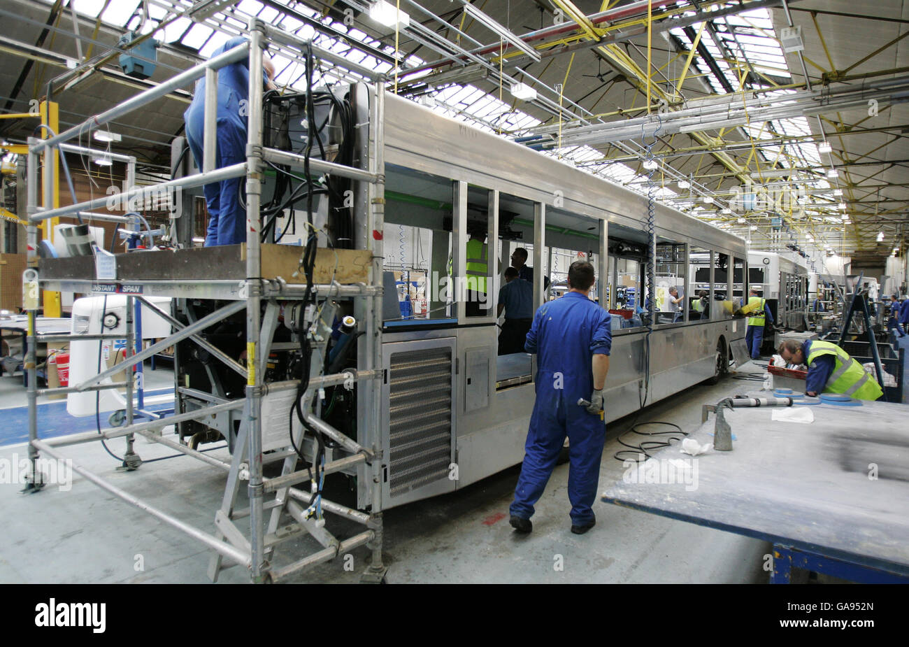 Una visione generale della linea di produzione alla fabbrica di autobus Alexander Dennis, mentre presentano i progetti per un multi-milione di progetti per costruire il bus di aria pulita più avanzato del mondo Foto Stock