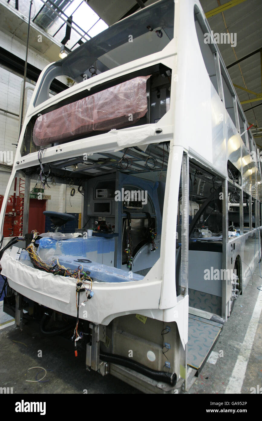 Una visione generale della linea di produzione alla fabbrica di autobus Alexander Dennis, mentre presentano i progetti per un multi-milione di progetti per costruire il bus di aria pulita più avanzato del mondo Foto Stock