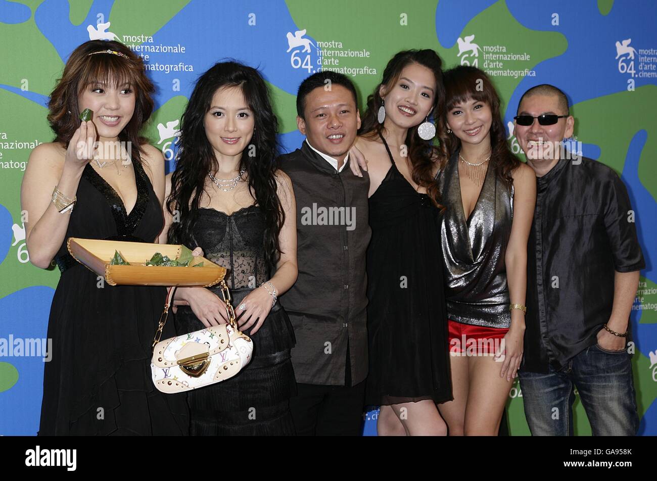 (Da sinistra a destra) Liu Jo Ting, Yin Shin, Lee Kang-sheng, Hsieh i Chen, Chou Chun Yen e Tsai Ming-liang durante una fotocellula per il film Help Me Eros, al Festival del Cinema di Venezia in Italia Foto Stock